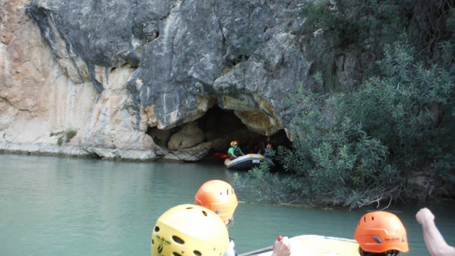Adentrandonos en la cueva.jpg
